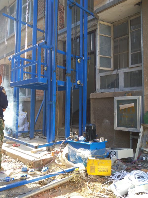 云南省疾控倉庫運(yùn)送疫苗液壓貨梯案例